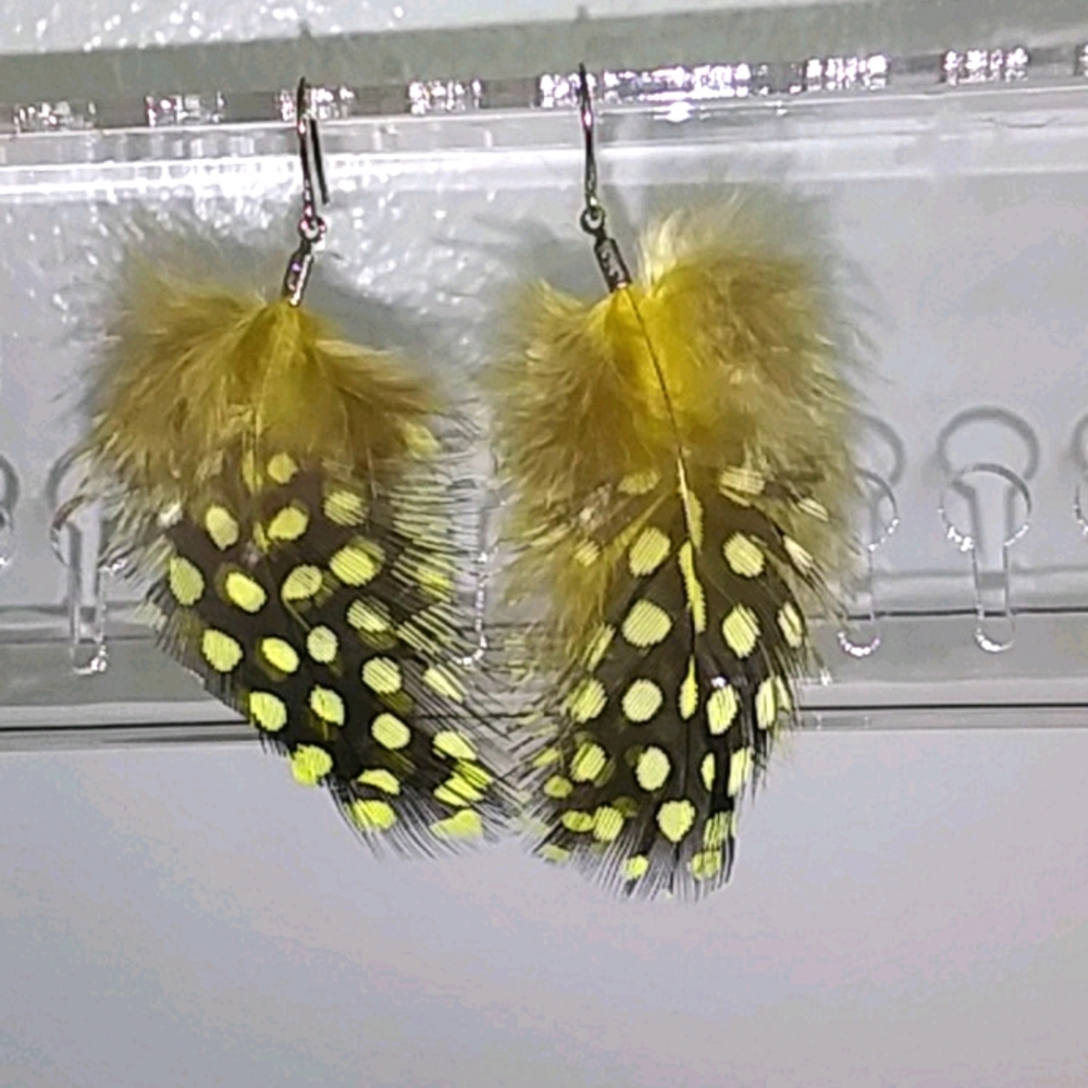 Yellow spotted feather earrings!🕊🌞